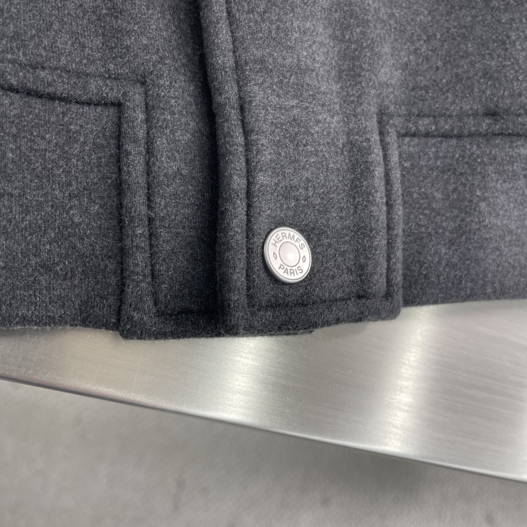 -Herme 2025秋冬新款棒球外套采用进口高支数羊毛混纺面料，立挺有型重工艺刺绣图案，增加衣服立体感