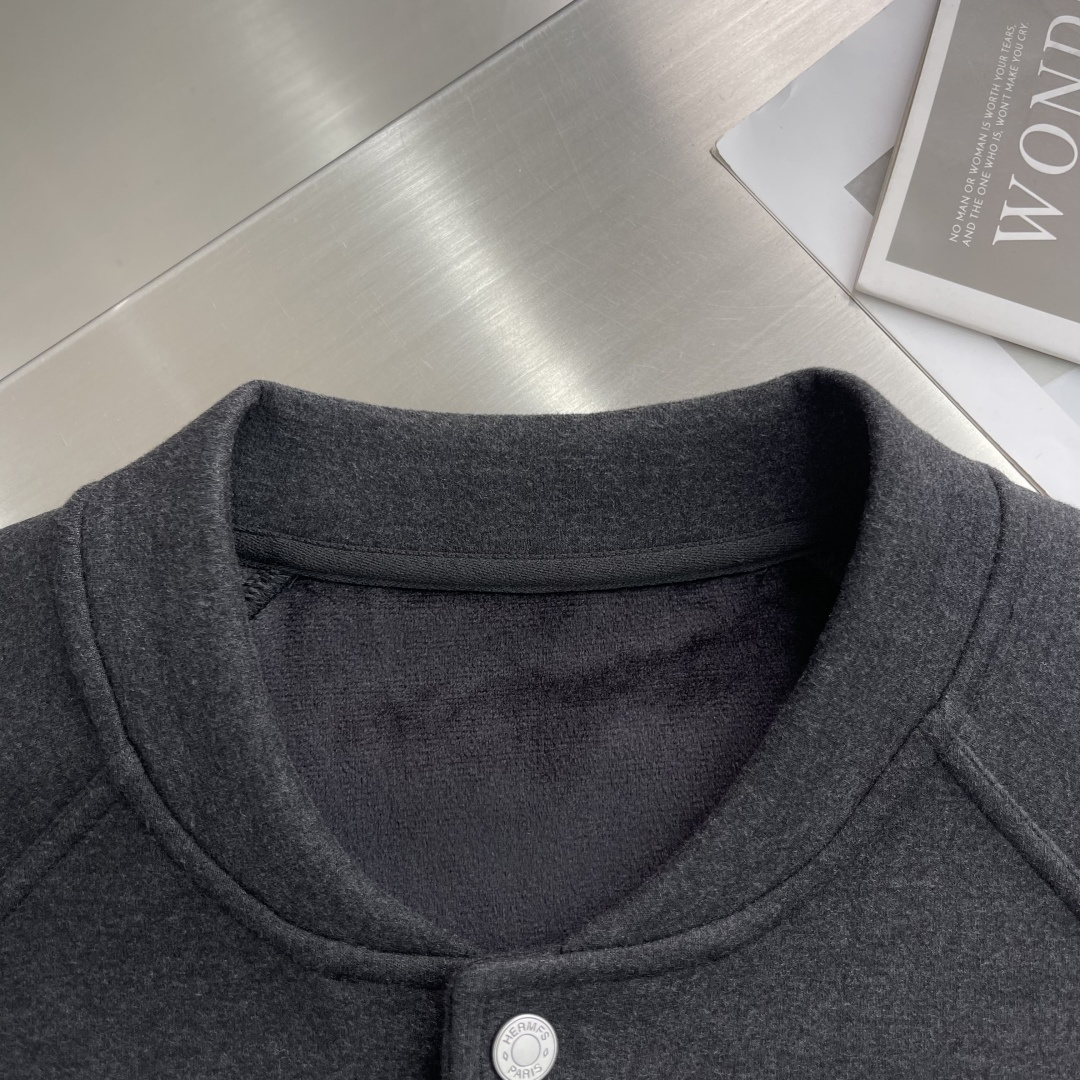 -Herme 2025秋冬新款棒球外套采用进口高支数羊毛混纺面料，立挺有型重工艺刺绣图案，增加衣服立体感