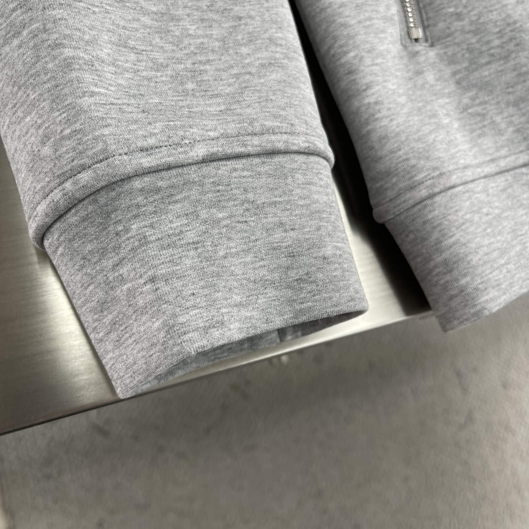 -Herme 2025秋冬新款棒球外套采用进口高支数羊毛混纺面料，立挺有型重工艺刺绣图案，增加衣服立体感