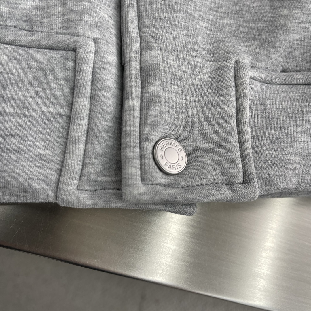 -Herme 2025秋冬新款棒球外套采用进口高支数羊毛混纺面料，立挺有型重工艺刺绣图案，增加衣服立体感