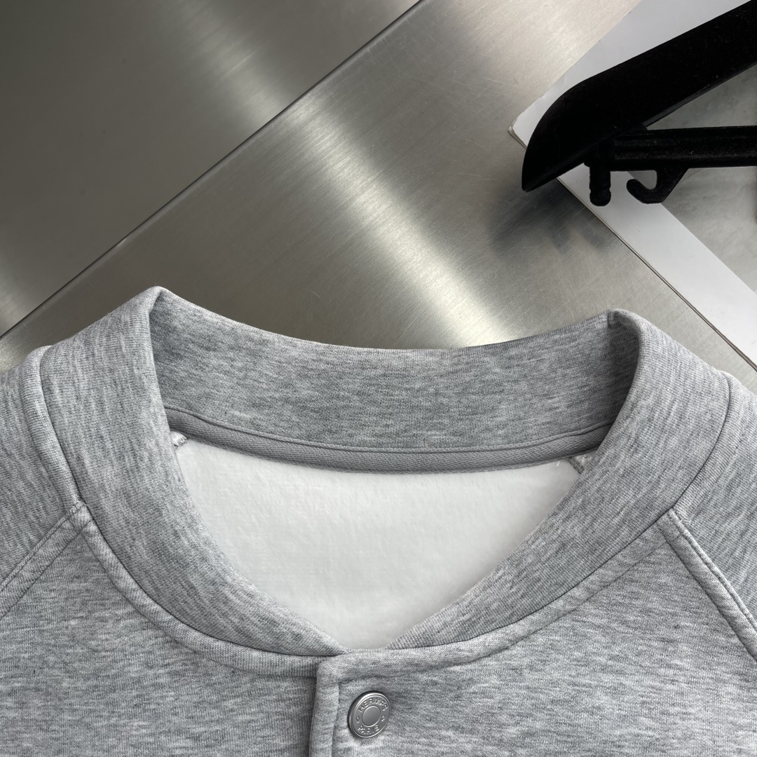 -Herme 2025秋冬新款棒球外套采用进口高支数羊毛混纺面料，立挺有型重工艺刺绣图案，增加衣服立体感