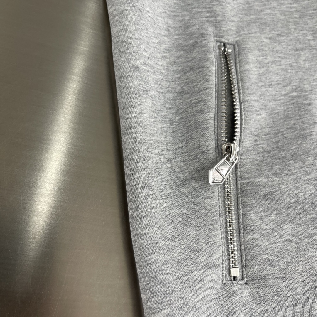 -Herme 2025秋冬新款棒球外套采用进口高支数羊毛混纺面料，立挺有型重工艺刺绣图案，增加衣服立体感