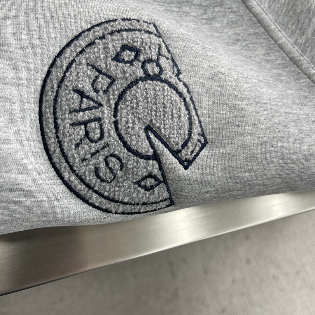 -Herme 2025秋冬新款棒球外套采用进口高支数羊毛混纺面料，立挺有型重工艺刺绣图案，增加衣服立体感