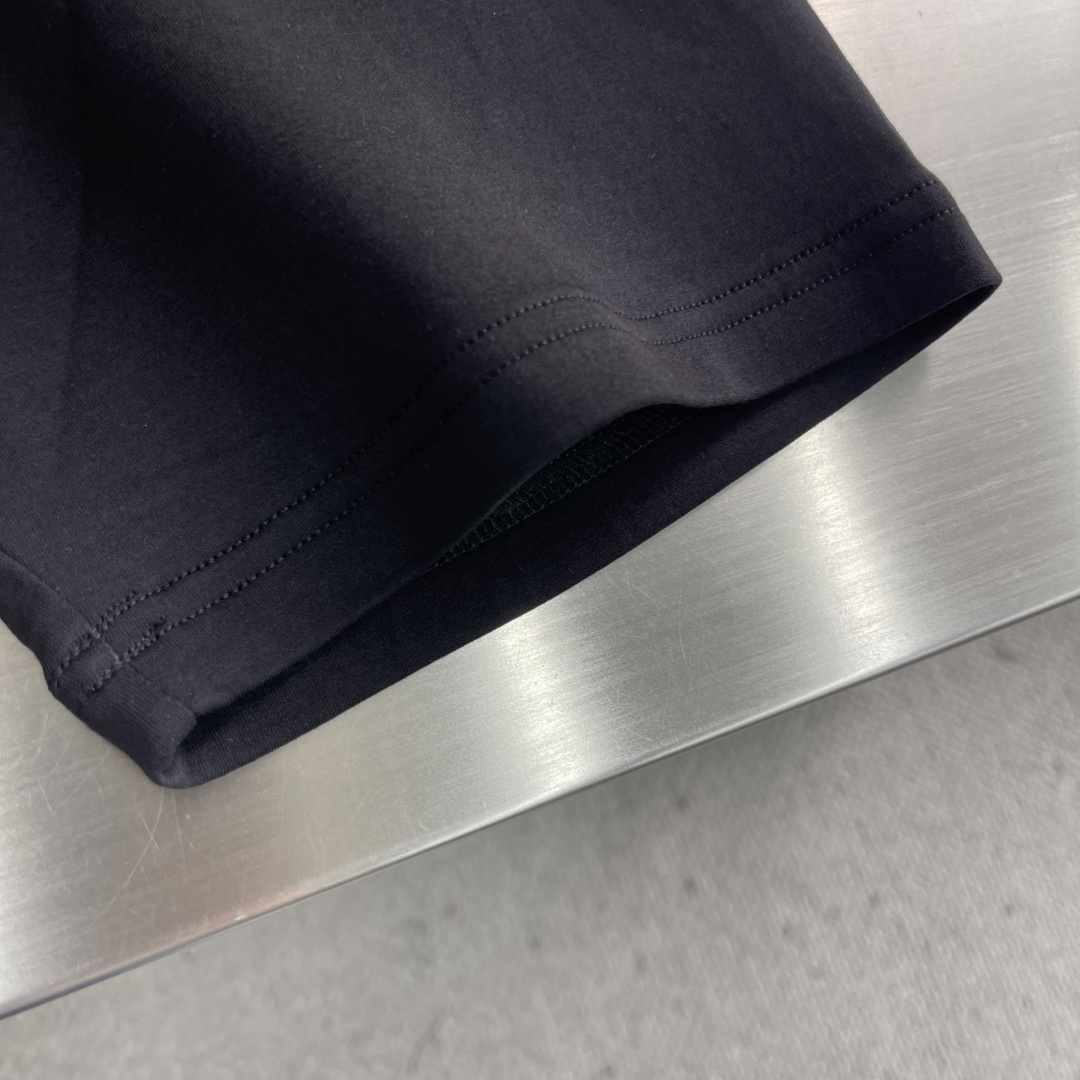 -PRAD    太空棉标识细节T恤。 面料质感很好，版型俱佳。 尺码:S-XXL 肩宽	43	44	45	46	47	