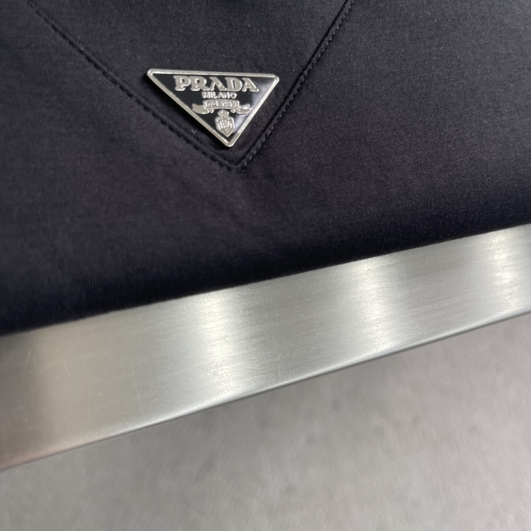 -PRAD    太空棉标识细节T恤。 面料质感很好，版型俱佳。 尺码:S-XXL 肩宽	43	44	45	46	47	