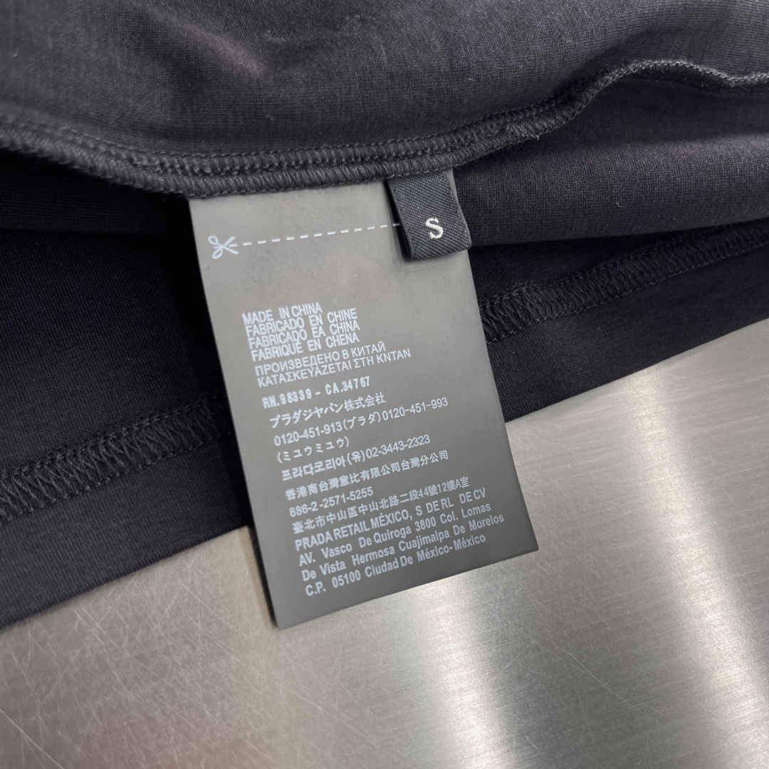 -PRAD    太空棉标识细节T恤。 面料质感很好，版型俱佳。 尺码:S-XXL 肩宽	43	44	45	46	47	