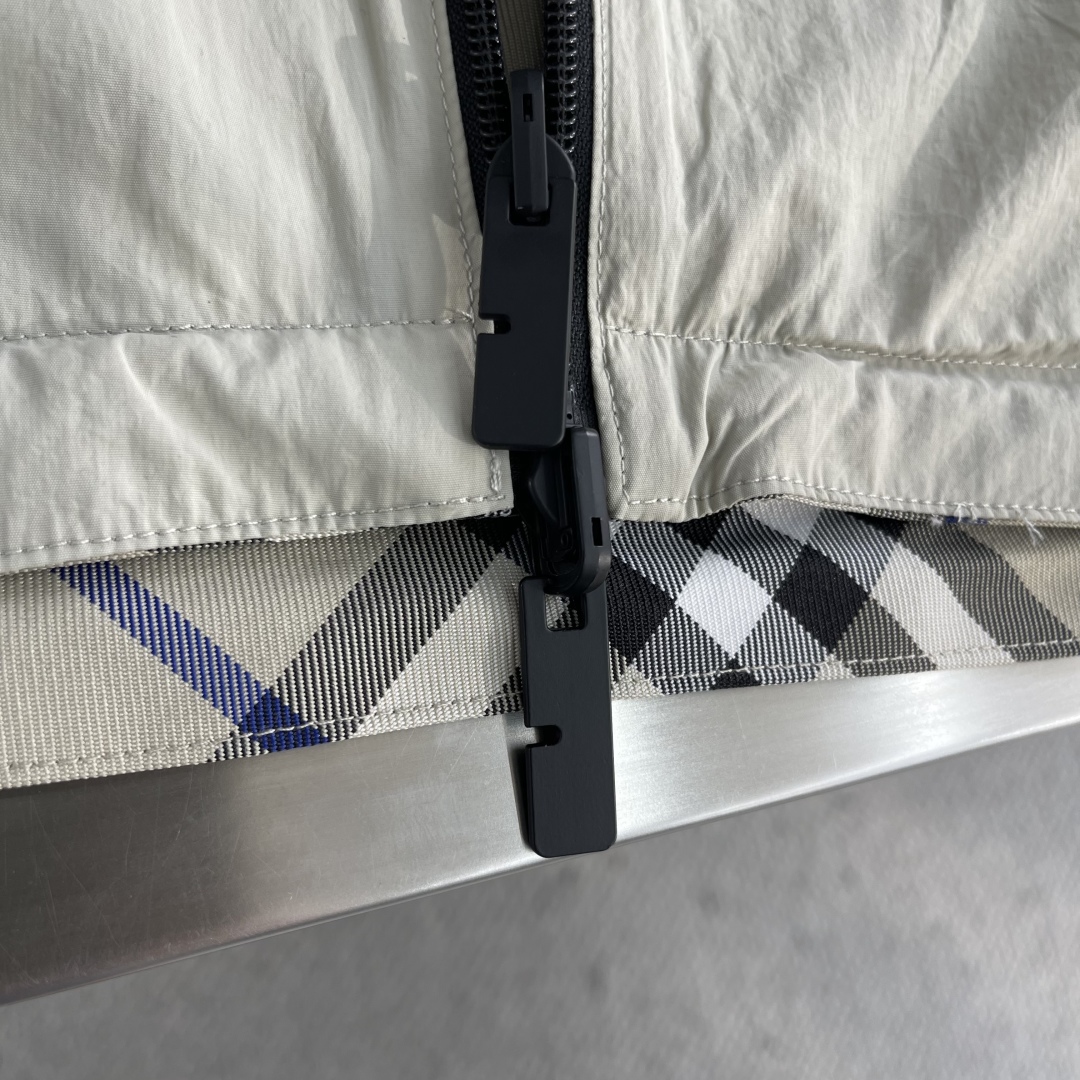 Burberry Reversible Hooded Zip Jacket in Technical Fabric with Plaid Lining 7 cmp i1758800881431 1345 0 3