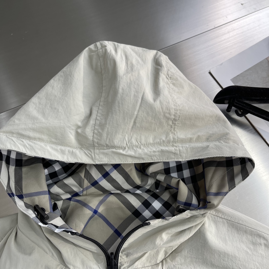 Burberry Reversible Hooded Zip Jacket in Technical Fabric with Plaid Lining 4 cmp i1758800881435 7656 0 0