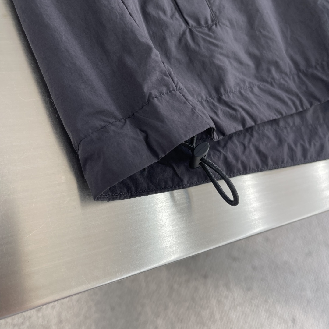 -BBR 科技感面料带帽拉链风衣外套。面料上手质感很不错，订织科技感聚酯纤维面料。尺码:S-XXL肩宽5