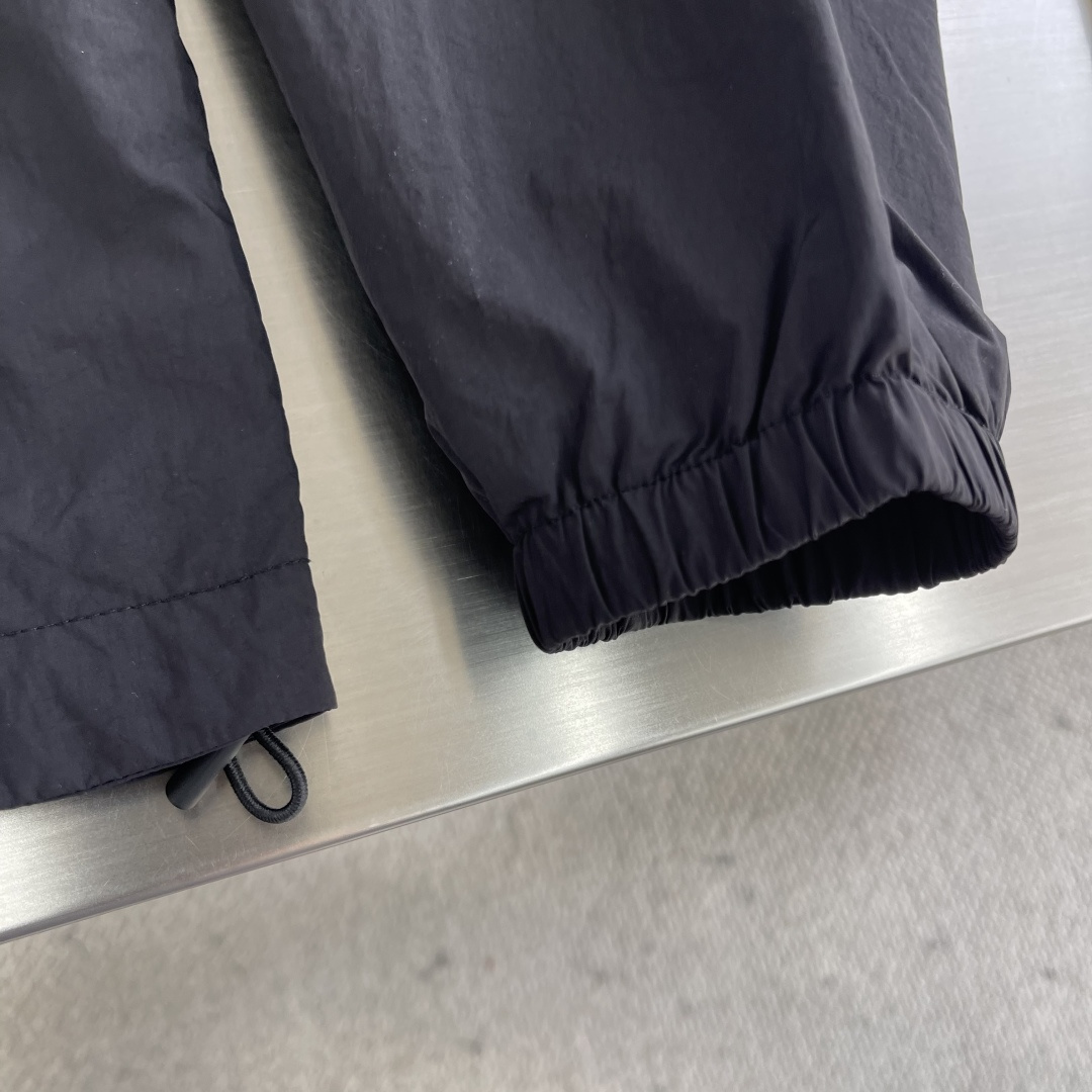 -BBR 科技感面料带帽拉链风衣外套。面料上手质感很不错，订织科技感聚酯纤维面料。尺码:S-XXL肩宽5