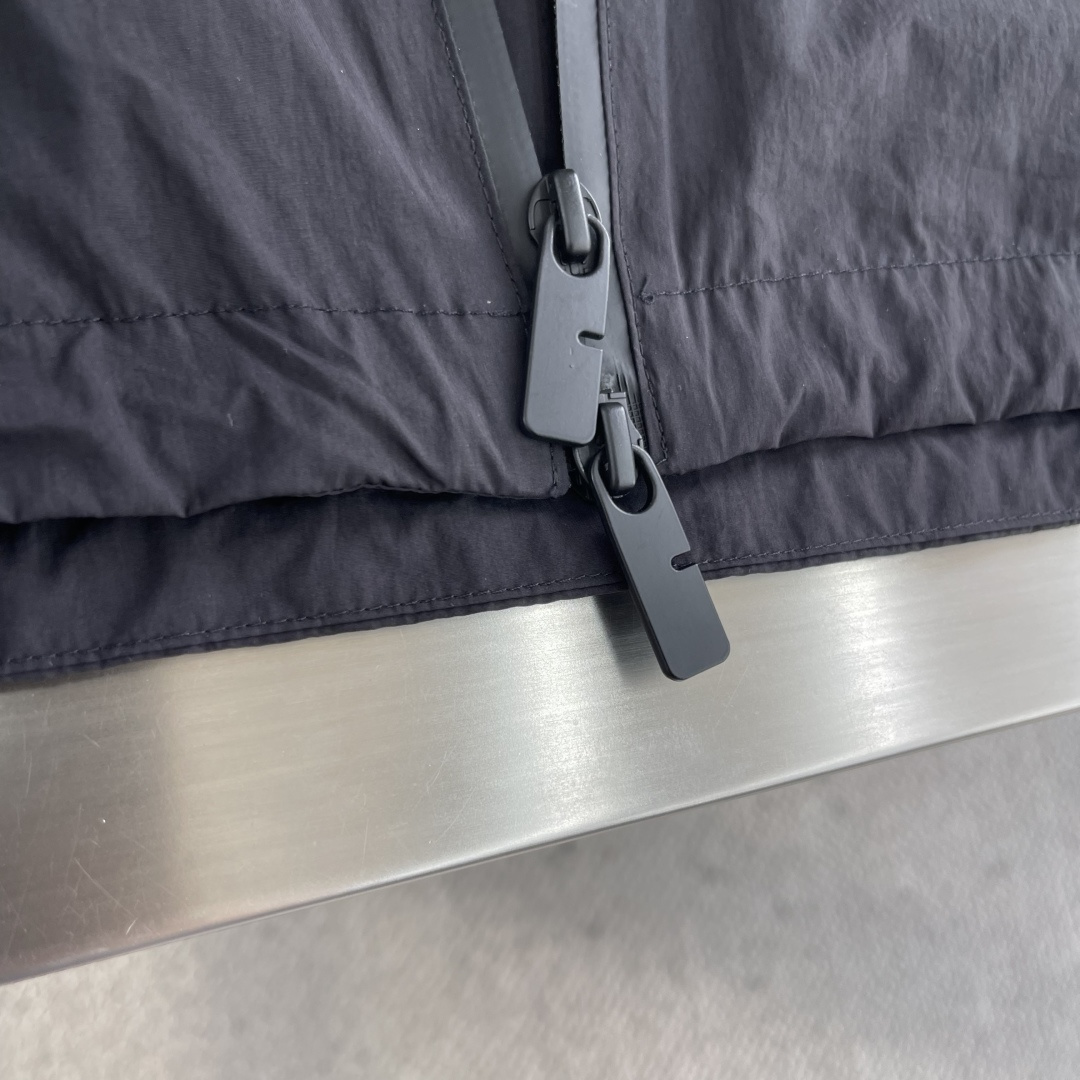 -BBR 科技感面料带帽拉链风衣外套。面料上手质感很不错，订织科技感聚酯纤维面料。尺码:S-XXL肩宽5