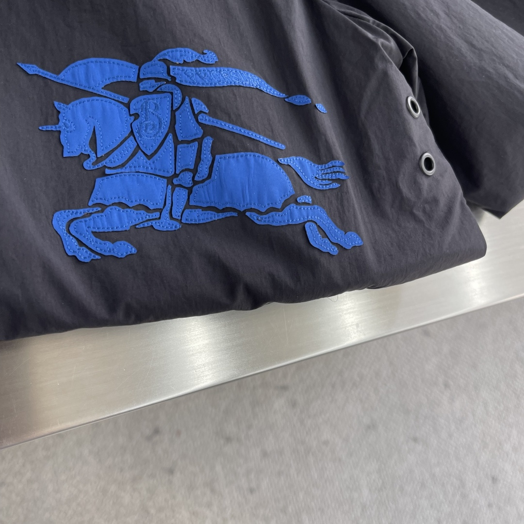 -BBR 科技感面料带帽拉链风衣外套。面料上手质感很不错，订织科技感聚酯纤维面料。尺码:S-XXL肩宽5