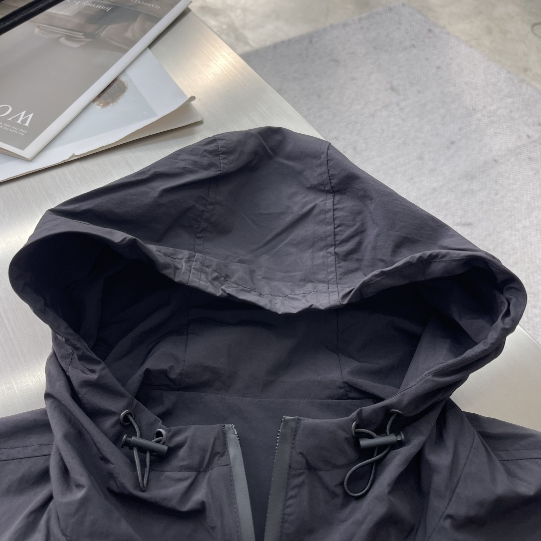 -BBR 科技感面料带帽拉链风衣外套。面料上手质感很不错，订织科技感聚酯纤维面料。尺码:S-XXL肩宽5