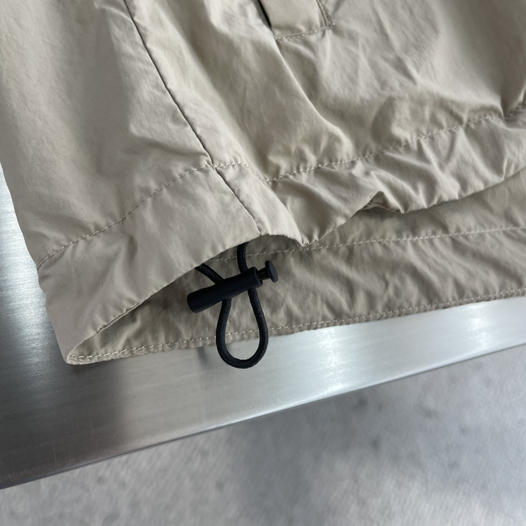 -BBR 科技感面料带帽拉链风衣外套。面料上手质感很不错，订织科技感聚酯纤维面料。尺码:S-XXL肩宽5