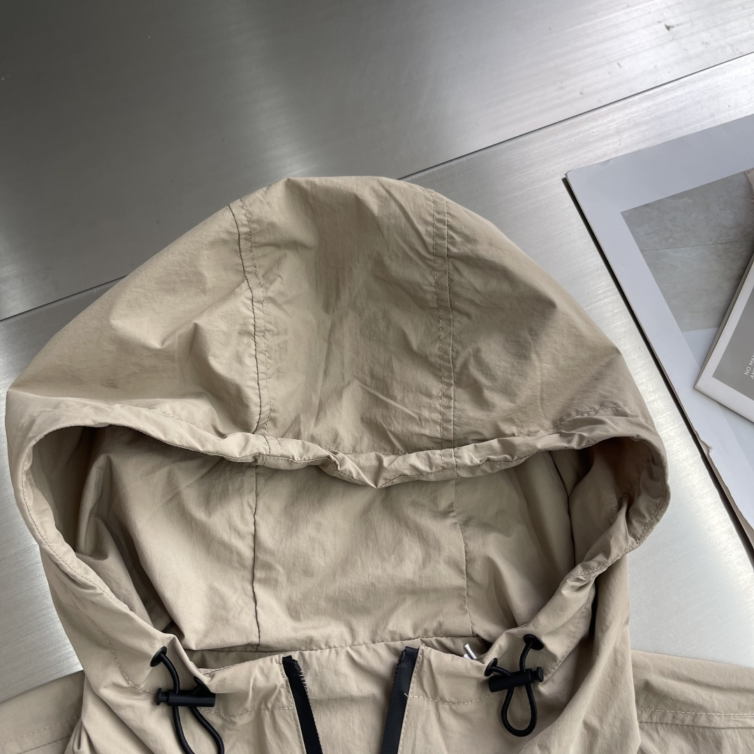 -BBR 科技感面料带帽拉链风衣外套。面料上手质感很不错，订织科技感聚酯纤维面料。尺码:S-XXL肩宽5