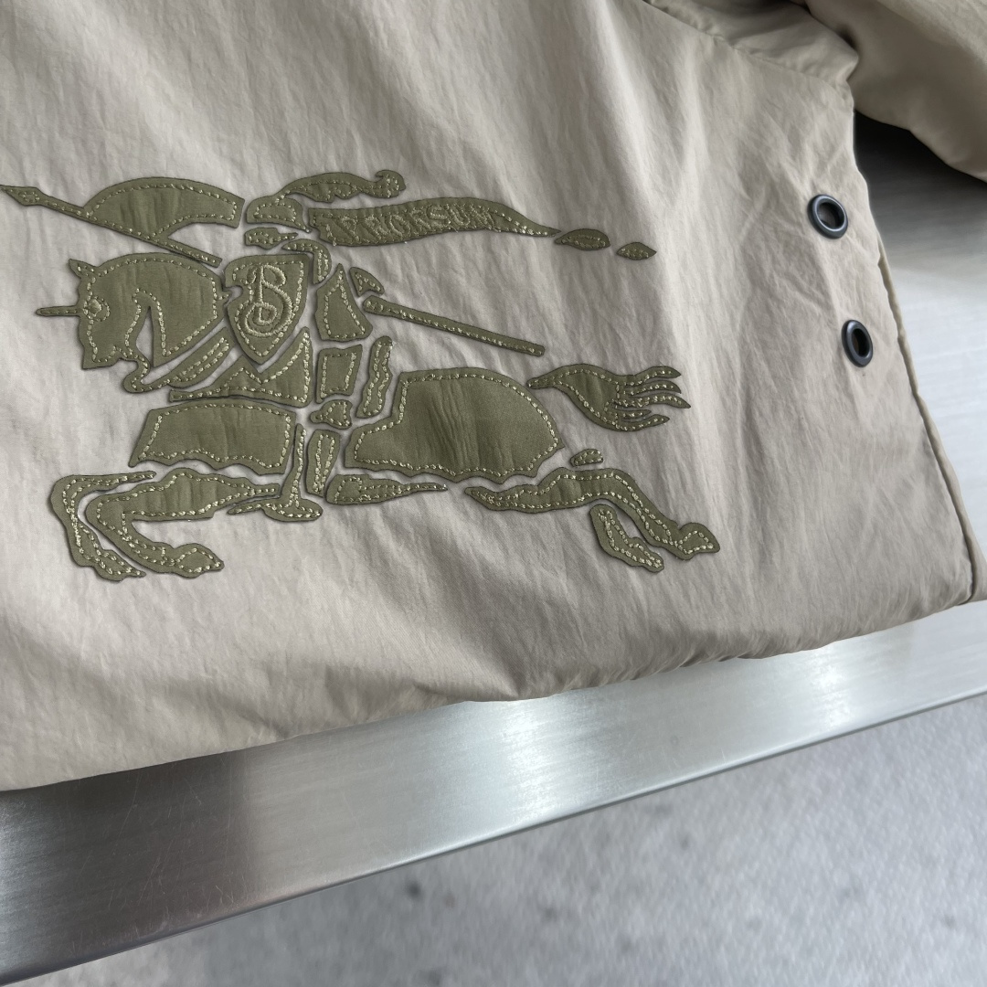 -BBR 科技感面料带帽拉链风衣外套。面料上手质感很不错，订织科技感聚酯纤维面料。尺码:S-XXL肩宽5