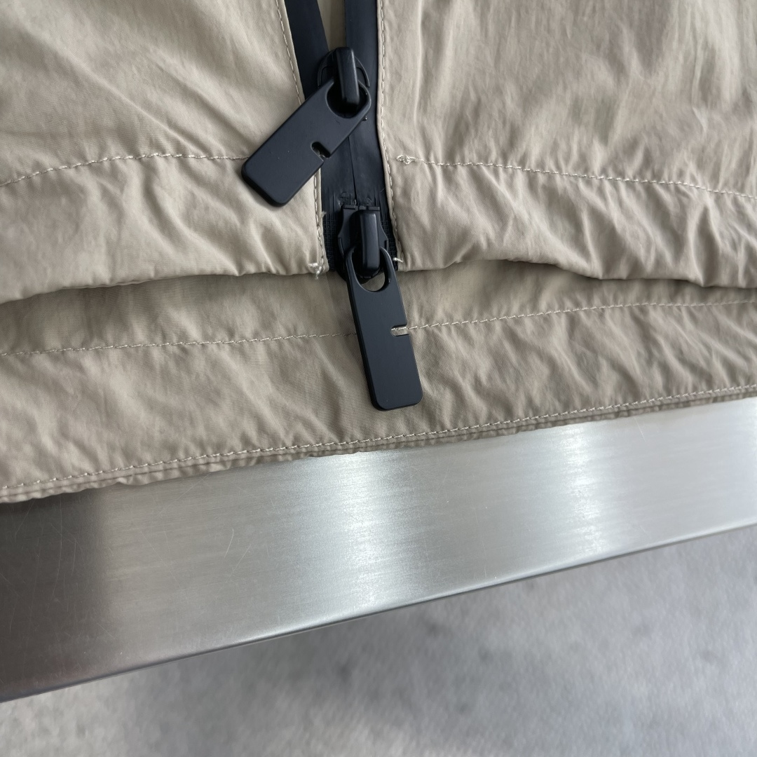 -BBR 科技感面料带帽拉链风衣外套。面料上手质感很不错，订织科技感聚酯纤维面料。尺码:S-XXL肩宽5