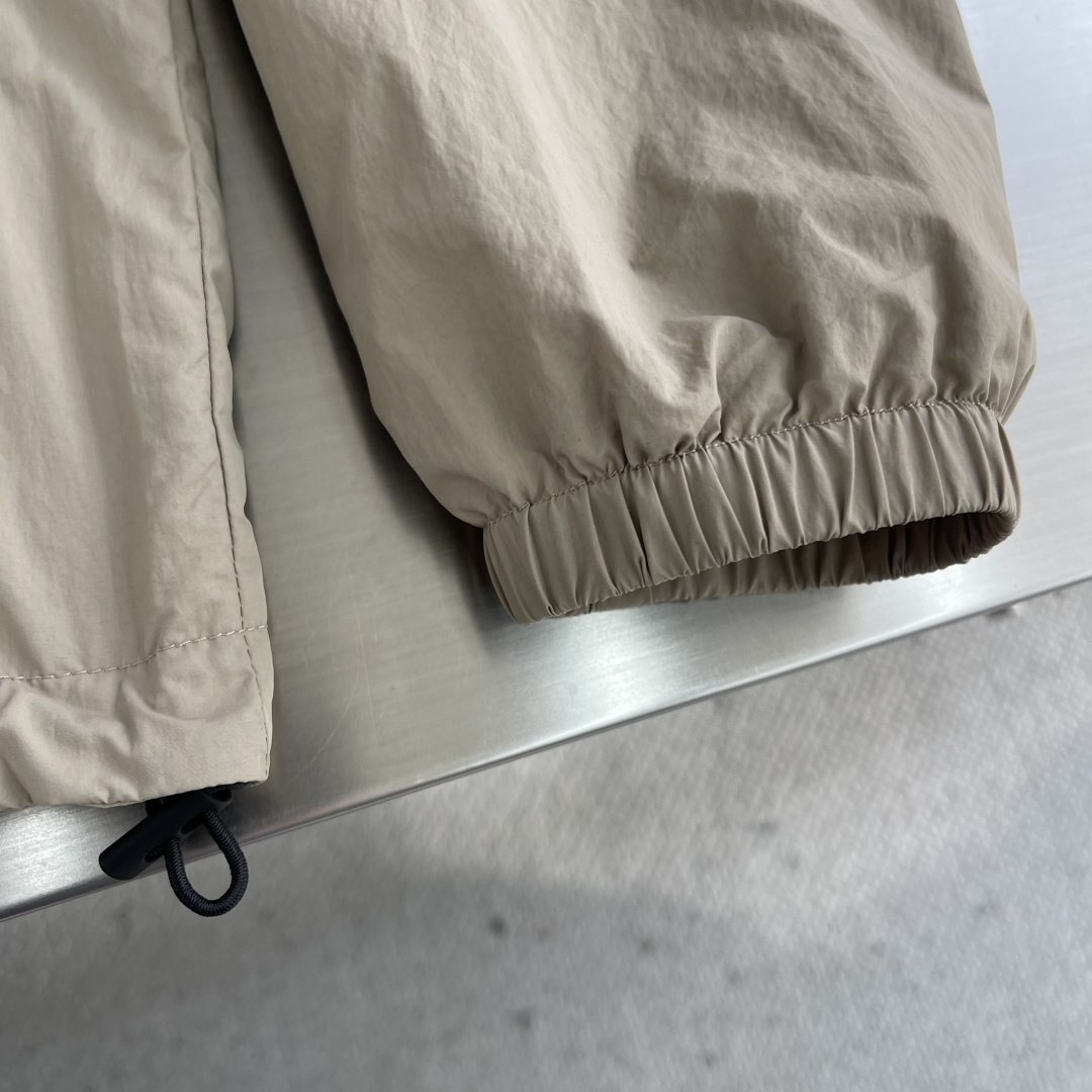 -BBR 科技感面料带帽拉链风衣外套。面料上手质感很不错，订织科技感聚酯纤维面料。尺码:S-XXL肩宽5