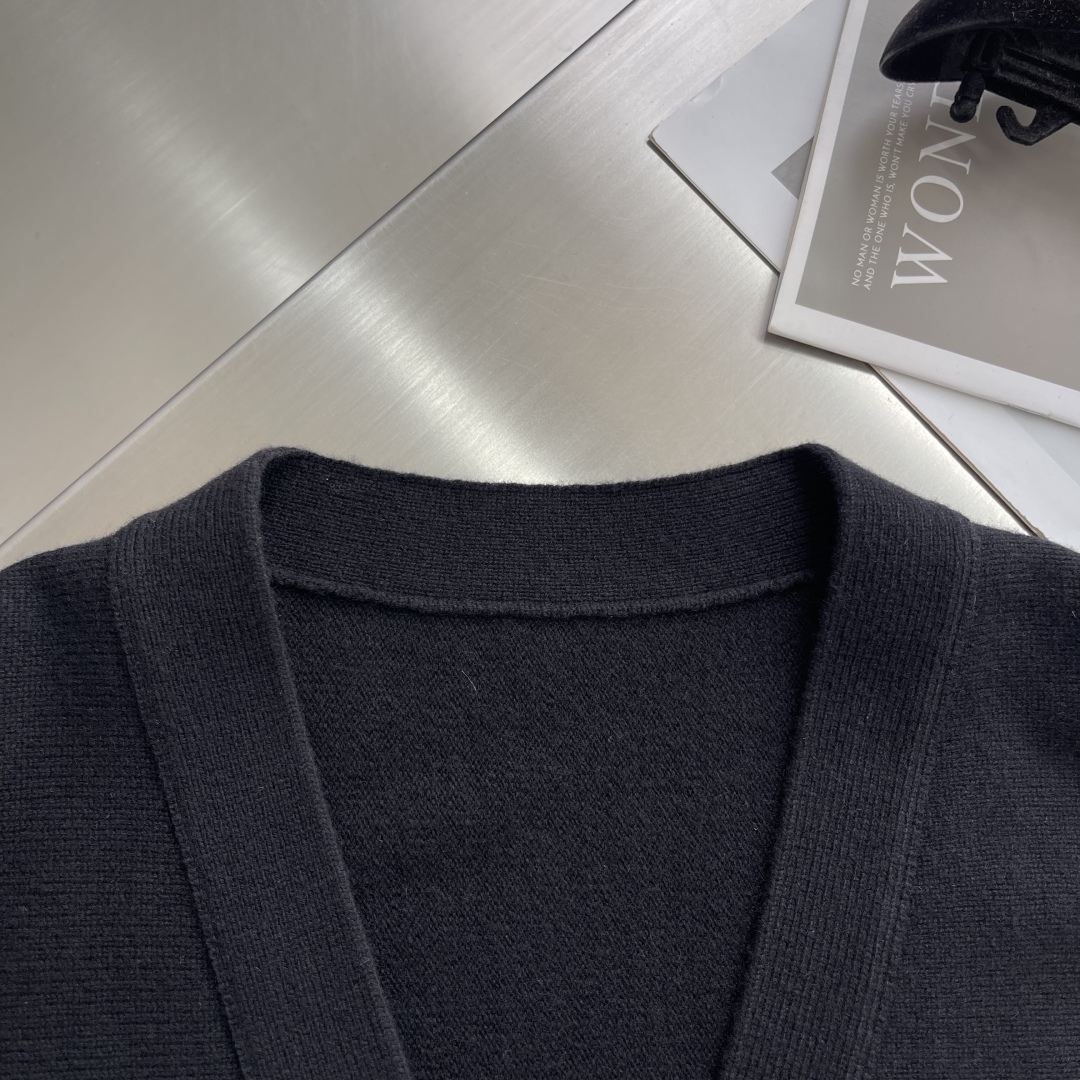 Loewe Embroidered Wool Cardigan - Unisex, Comfortable, and Stylish 4 cmp i1758800958813 7213 0 0