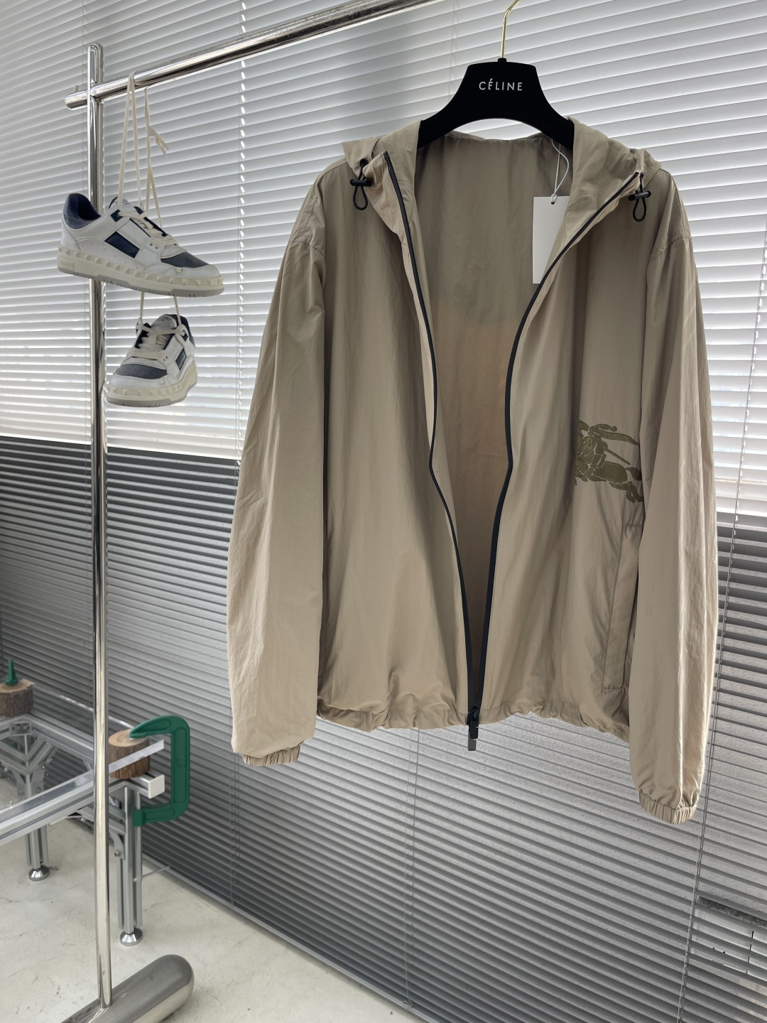 -BBR 科技感面料带帽拉链风衣外套。面料上手质感很不错，订织科技感聚酯纤维面料。尺码:S-XXL肩宽5