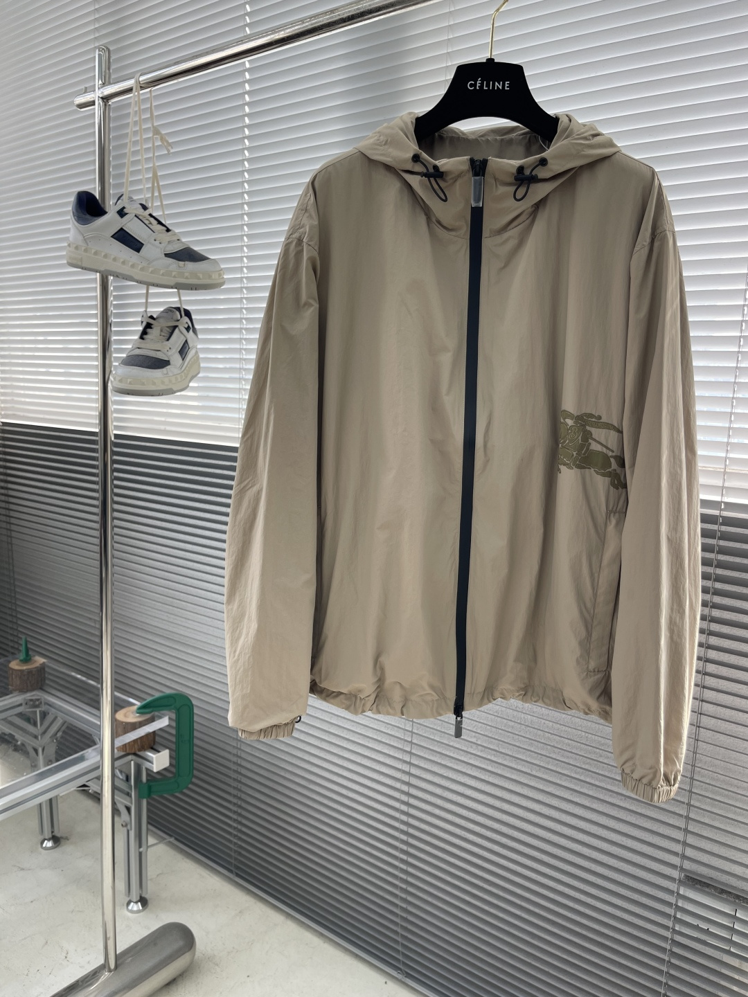 -BBR 科技感面料带帽拉链风衣外套。面料上手质感很不错，订织科技感聚酯纤维面料。尺码:S-XXL肩宽5