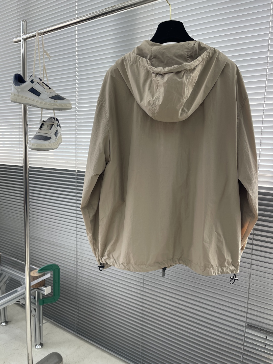 -BBR 科技感面料带帽拉链风衣外套。面料上手质感很不错，订织科技感聚酯纤维面料。尺码:S-XXL肩宽5