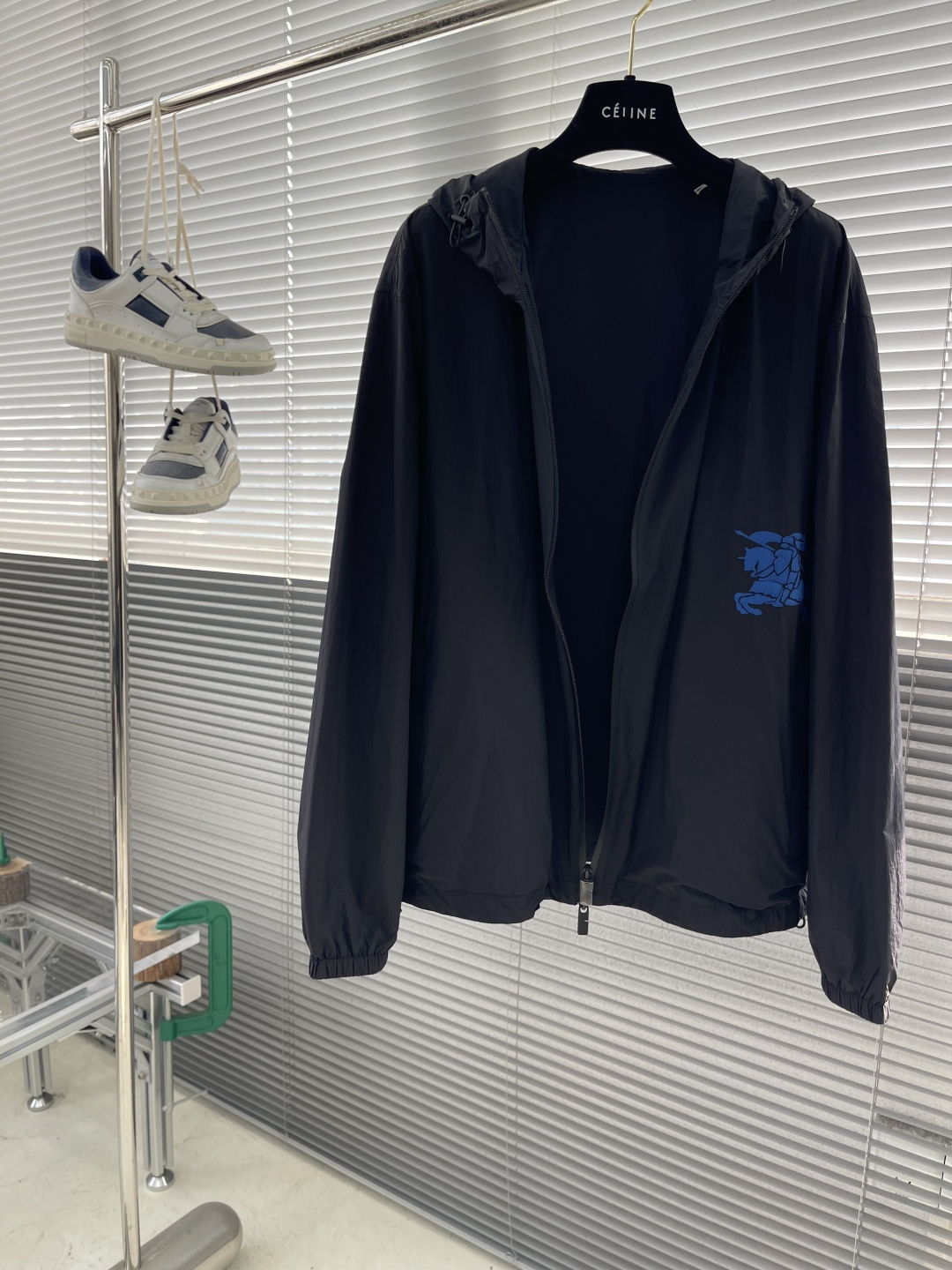 -BBR 科技感面料带帽拉链风衣外套。面料上手质感很不错，订织科技感聚酯纤维面料。尺码:S-XXL肩宽5