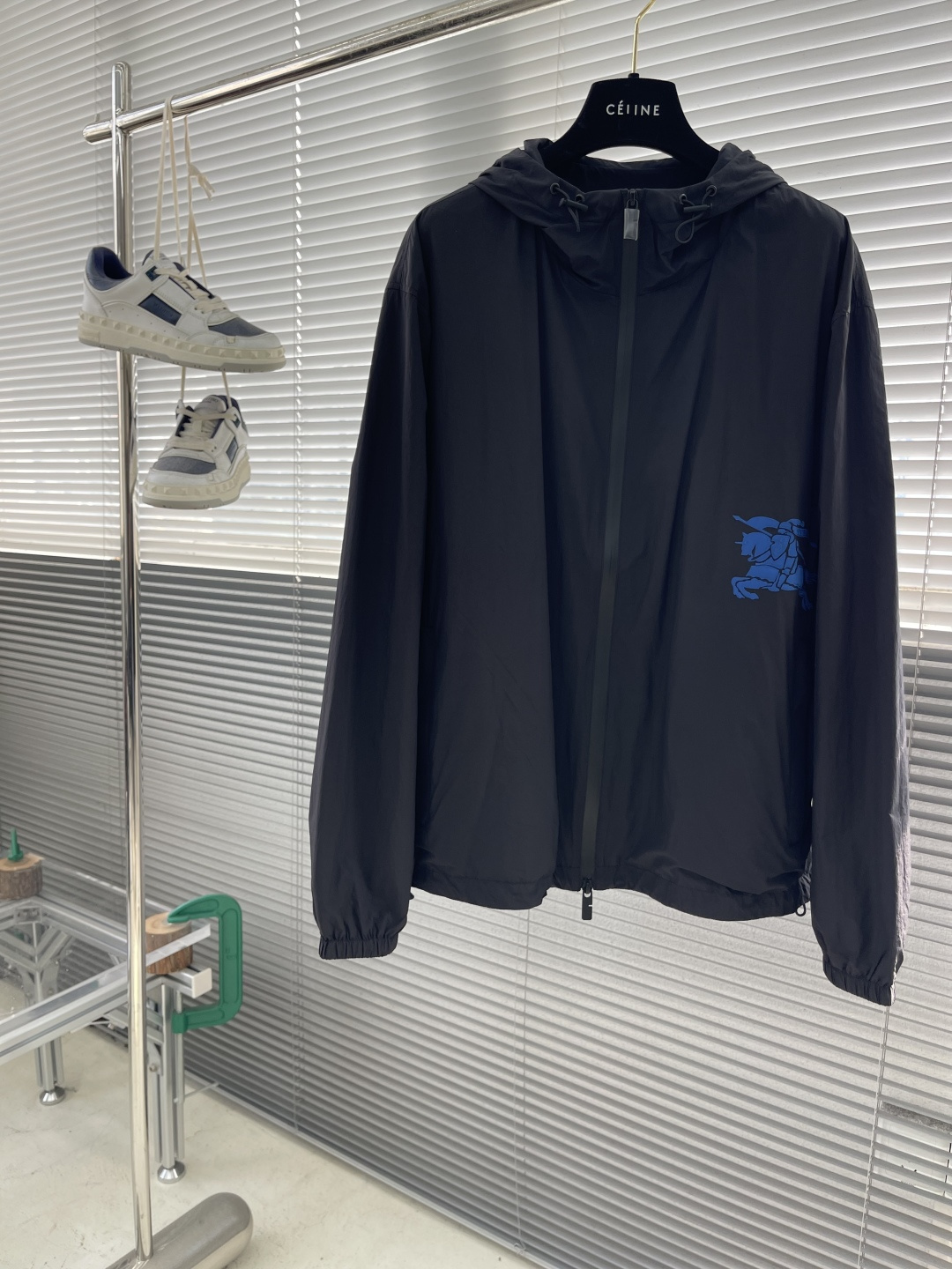 -BBR 科技感面料带帽拉链风衣外套。面料上手质感很不错，订织科技感聚酯纤维面料。尺码:S-XXL肩宽5