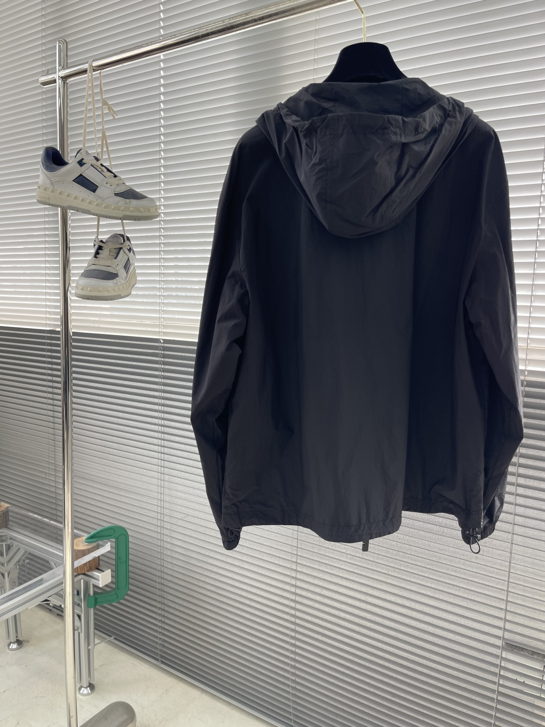 -BBR 科技感面料带帽拉链风衣外套。面料上手质感很不错，订织科技感聚酯纤维面料。尺码:S-XXL肩宽5