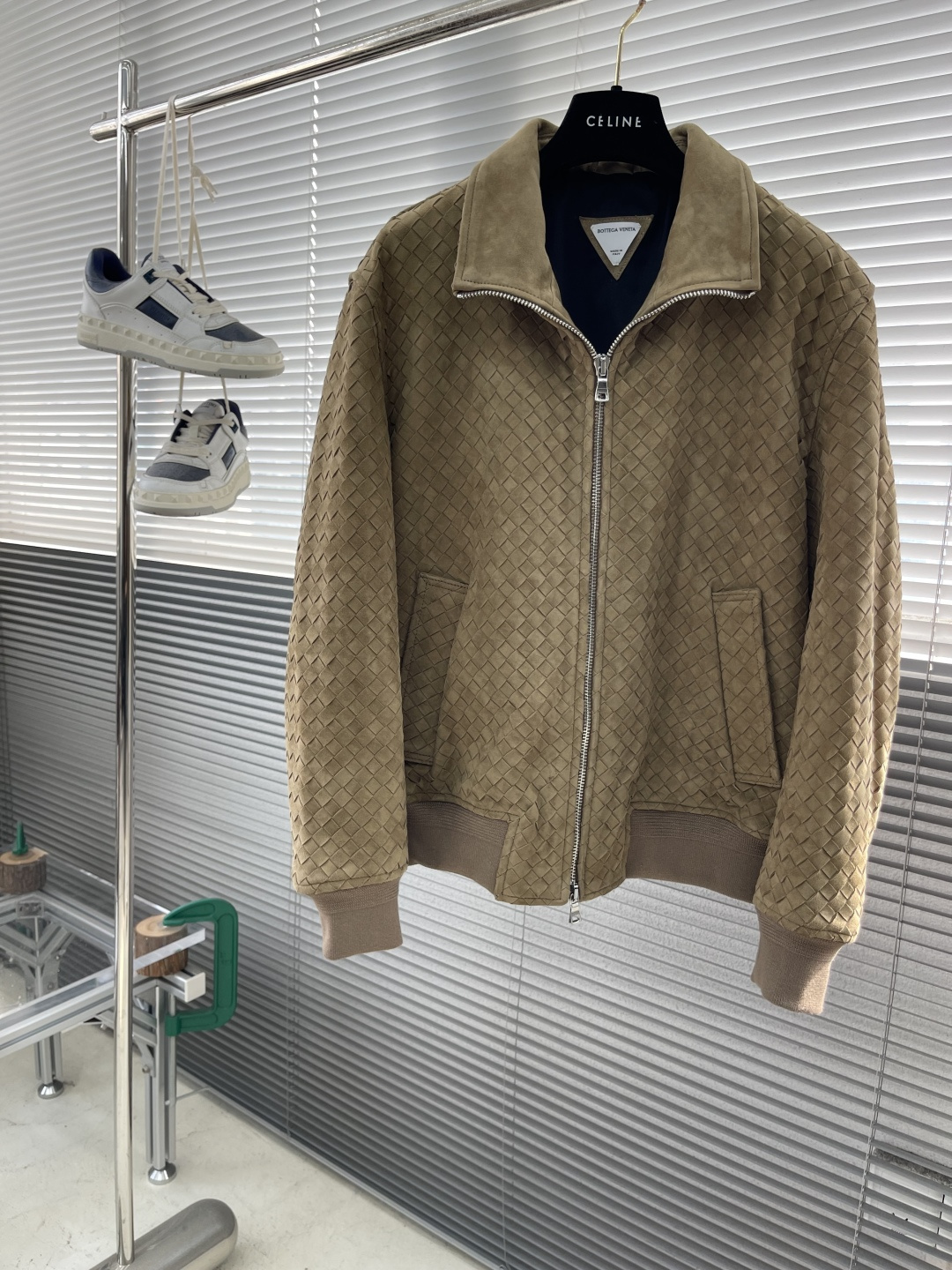 NO:957705,-The combination of BV's iconic weaving technology creates a casual yet stylish wearing experience. The lapel leather jacket is also very flexible and can be matched with sports pants and casual pants to form different styles. Whether it is a casual weekend outing or a formal party, it can show a low-key and unique taste. Material: First-layer sheep suede, hand-woven by craftsmanship, size 46-56 (S-XXL), size, shoulder width, bust, length S 50 12266 M  51 12667 L 52 130 68 XL 53 134 69 XXL 54138 70,,bottega veneta,jackets & coats,19860909-BV 标志性的编织工艺结合,营造一种随性而不失格调的穿着体验. 翻领款皮夹克搭配也非常灵活,可以与运动裤,休闲裤搭配形成不同风格.无论是休闲的周末出游,还是正式的聚会场合,都能展现低调独特的品位. 材质头层羊反绒皮 工艺手工编织 尺码46-56（S-XXL） 尺寸肩宽 胸围 衣长 S 50 12266 M 51 12667 L 52 130 68 XL 53 134 69 XXL 54138 70,,bottega veneta,jackets & coats,,Men's clothing