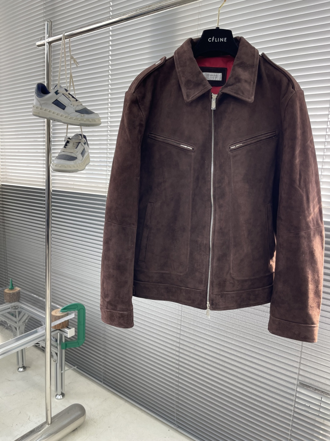 NO:957689,-BC matte suede genuine leather motorcycle jacket, this new jacket combines the lightness of deerskin with the casual inspiration of motorcycles. The suede texture of the lightweight leather makes this season's colors more vivid and saturated, and can be easily worn in warm climates. Precious suede is a thin, lightweight leather with a matte appearance, slightly shiny color, dry texture, and a velvet feel. Size 48-56 (M-3XL) Size Shoulder Width Chest Length M  51.5 120 63 L 52.5 124 64 XL 53.5 128 65 2XL54.513266 3XL55.5 13667,,jackets & coats,chamois leather,19860909-BC 磨砂反毛真皮机车外套,这款新款外套结合了鹿皮的轻盈和机车的休闲灵感,轻质皮革的绒面质地令本季的色彩更加鲜艳饱和 在温暖气候下也可以轻松穿出气质.珍贵的麂皮是一种细薄、轻盈的皮革,外表无光泽,略微闪色,质地干爽,且有丝绒的手感. 尺码48-56（M-3XL） 尺寸肩宽胸围 衣长 M 51.5 120 63 L 52.5 124 64 XL 53.5 128 65 2XL54.513266 3XL55.5 13667,,jackets & coats,chamois leather,,Men's clothing