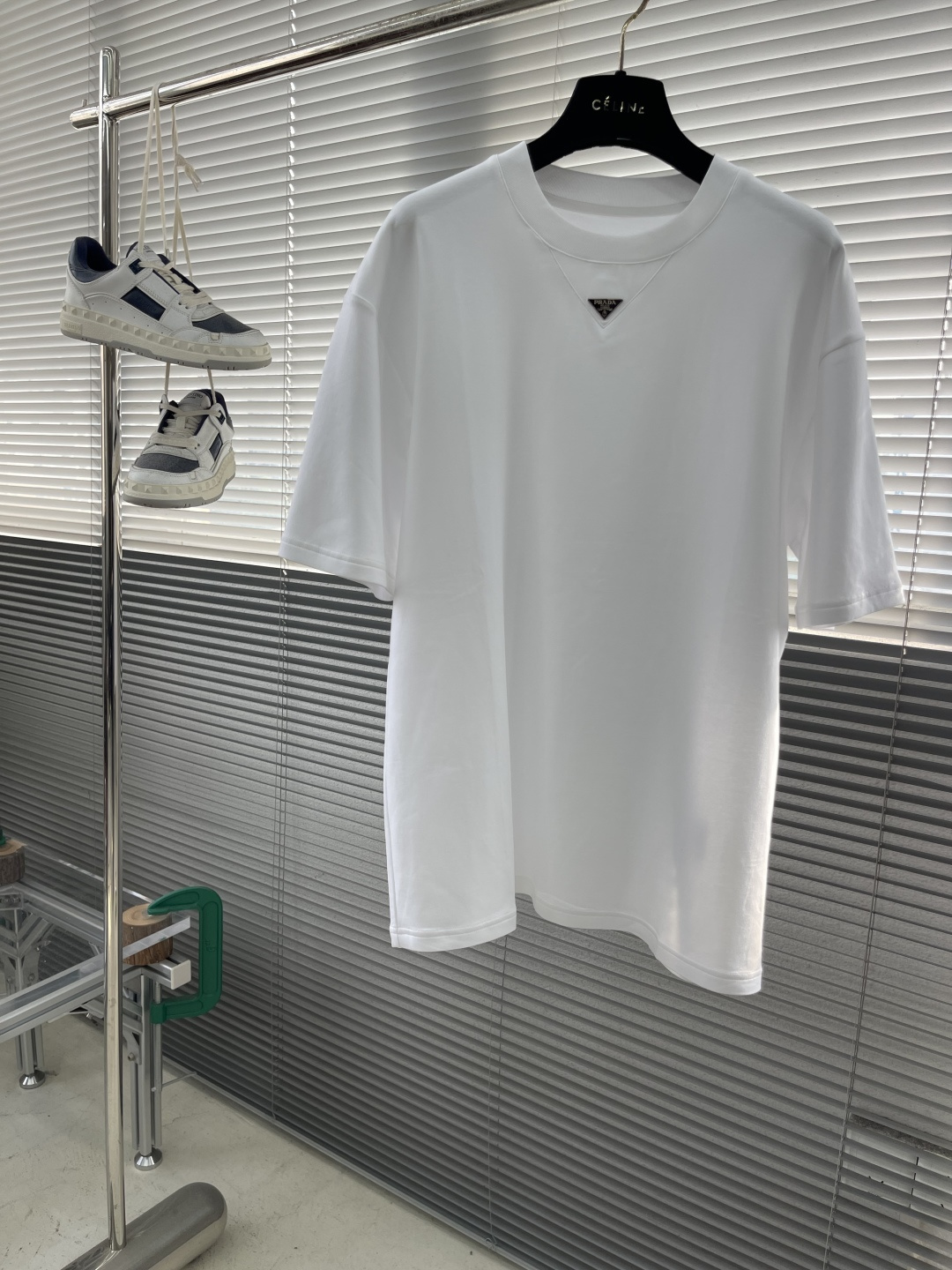 -PRAD    太空棉标识细节T恤。 面料质感很好，版型俱佳。 尺码:S-XXL 肩宽	43	44	45	46	47	