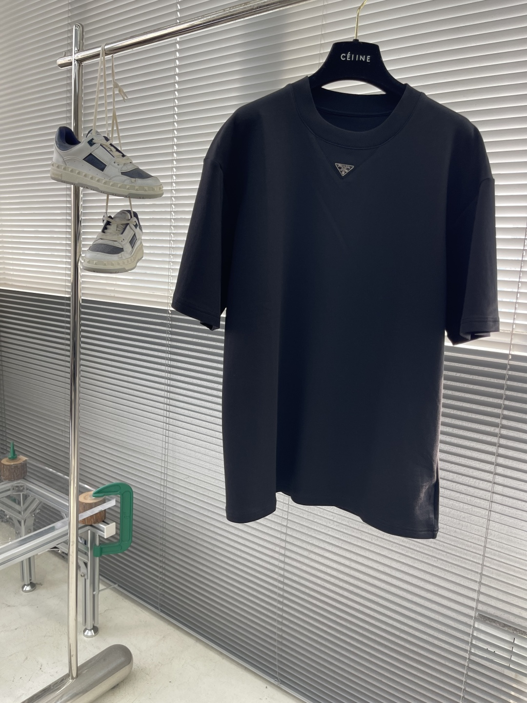 -PRAD    太空棉标识细节T恤。 面料质感很好，版型俱佳。 尺码:S-XXL 肩宽	43	44	45	46	47	