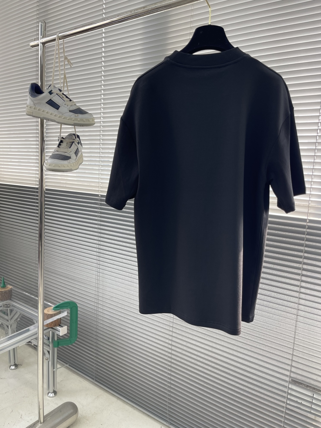 -PRAD    太空棉标识细节T恤。 面料质感很好，版型俱佳。 尺码:S-XXL 肩宽	43	44	45	46	47	