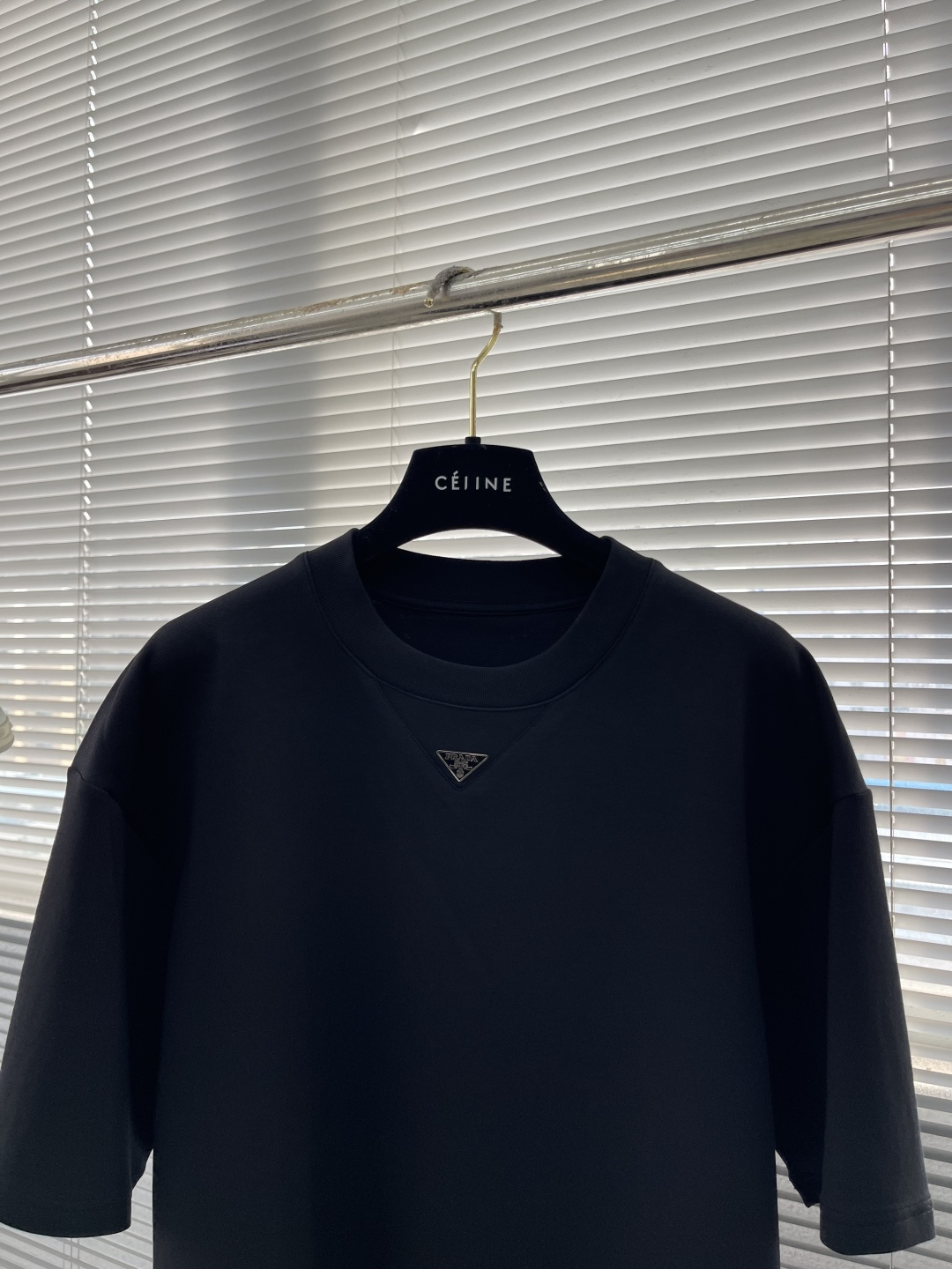 -PRAD    太空棉标识细节T恤。 面料质感很好，版型俱佳。 尺码:S-XXL 肩宽	43	44	45	46	47	