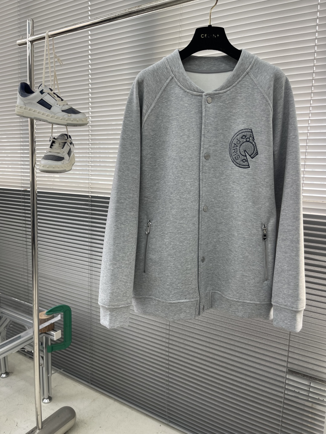 -Herme 2025秋冬新款棒球外套采用进口高支数羊毛混纺面料，立挺有型重工艺刺绣图案，增加衣服立体感