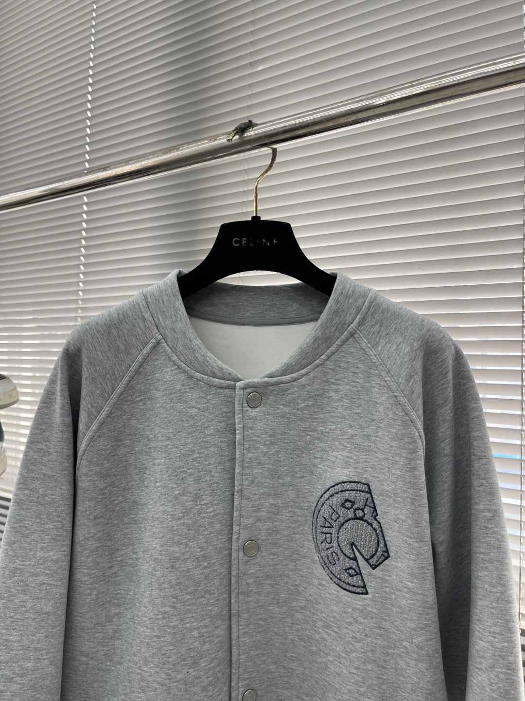 -Herme 2025秋冬新款棒球外套采用进口高支数羊毛混纺面料，立挺有型重工艺刺绣图案，增加衣服立体感