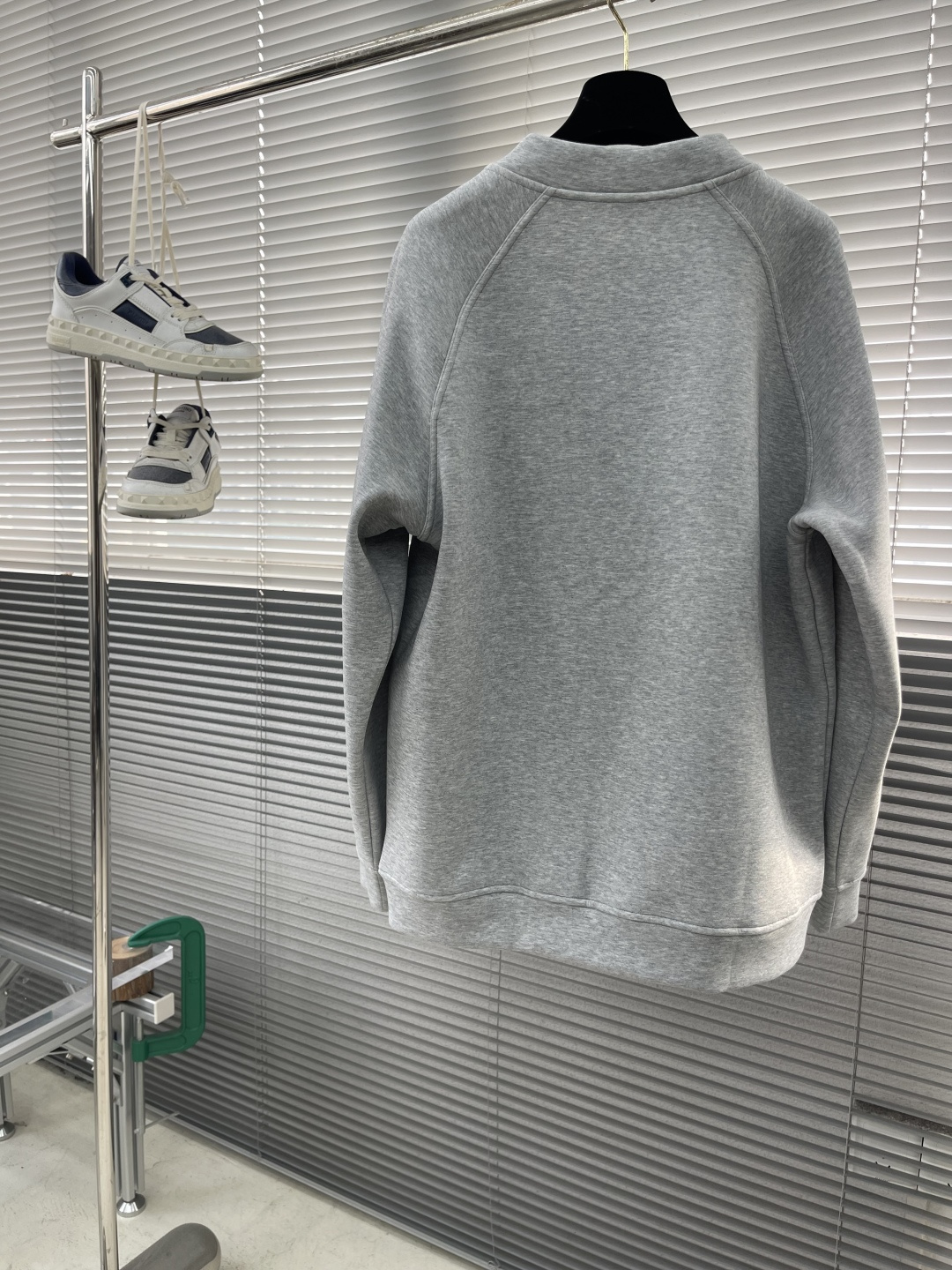 -Herme 2025秋冬新款棒球外套采用进口高支数羊毛混纺面料，立挺有型重工艺刺绣图案，增加衣服立体感