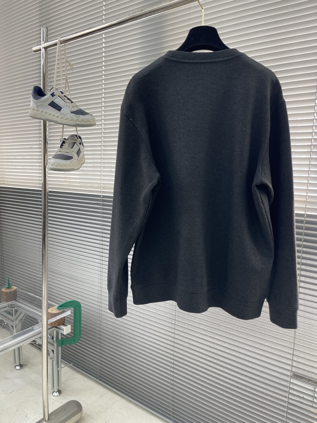 -Herme 2025秋冬新款圆领套头卫衣采用进口高支数羊毛混纺面料，立挺有型重工艺刺绣图案，增加衣服立