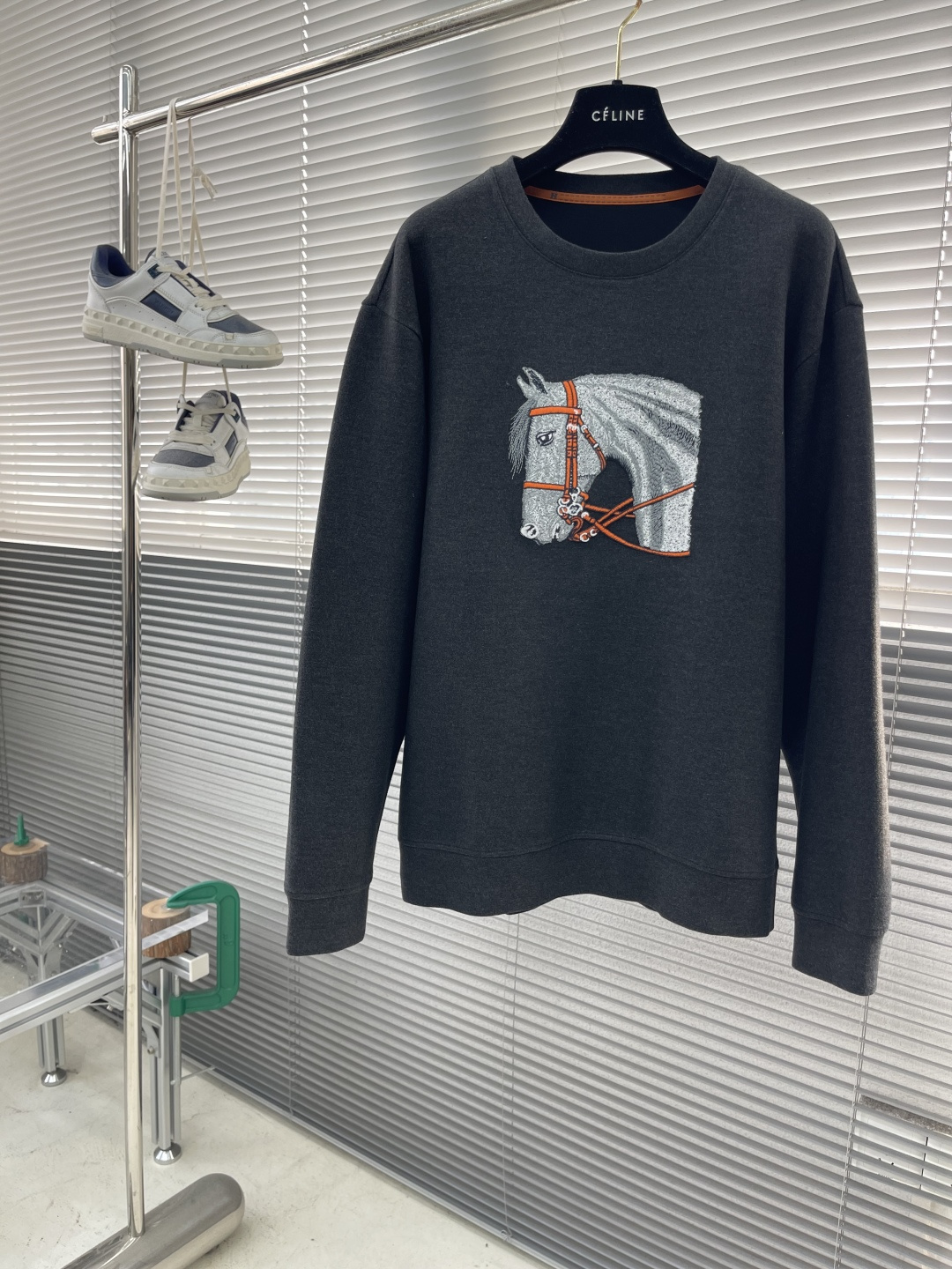 -Herme 2025秋冬新款圆领套头卫衣采用进口高支数羊毛混纺面料，立挺有型重工艺刺绣图案，增加衣服立