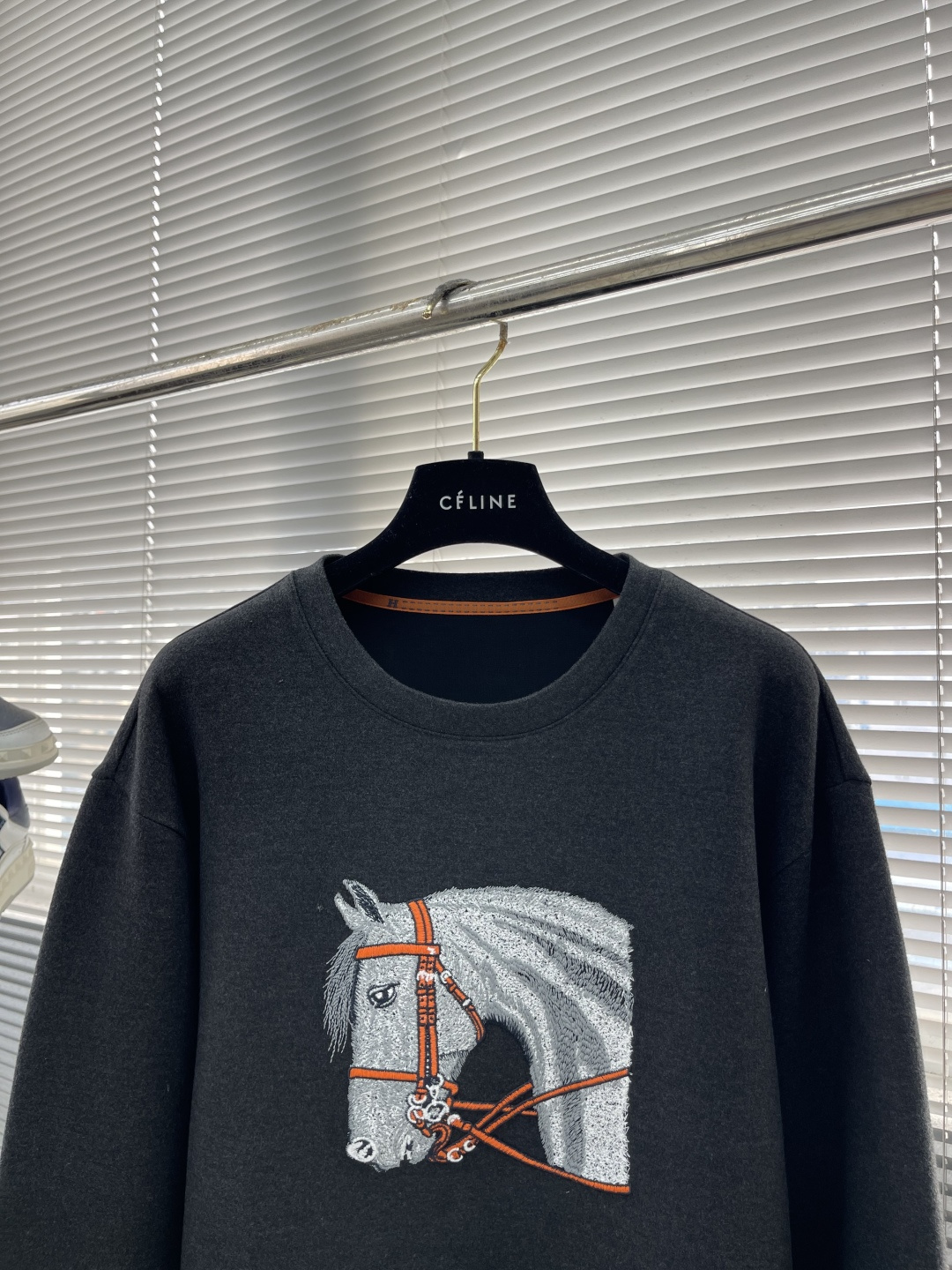 -Herme 2025秋冬新款圆领套头卫衣采用进口高支数羊毛混纺面料，立挺有型重工艺刺绣图案，增加衣服立