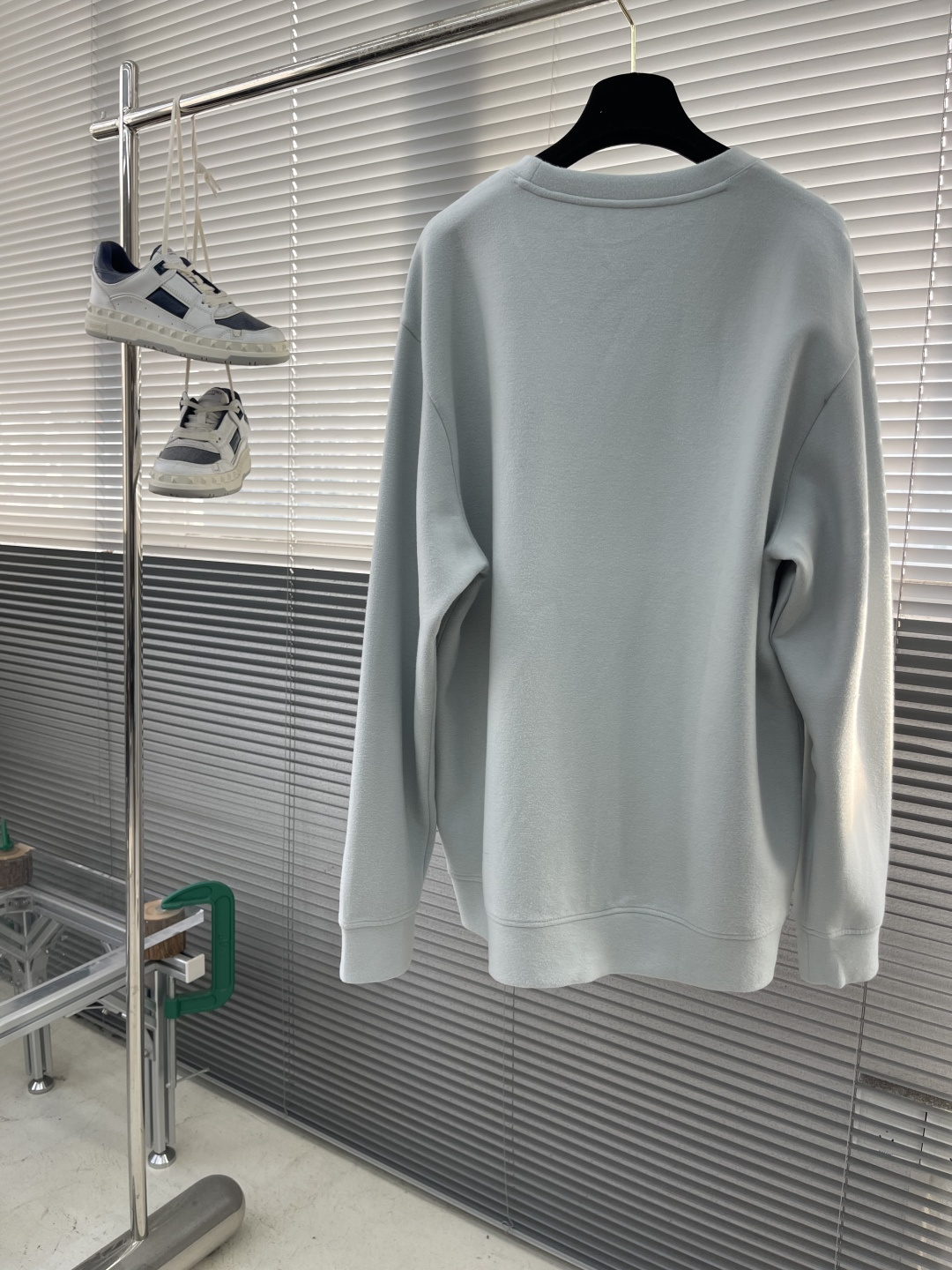 -Herme 2025秋冬新款圆领套头卫衣采用进口高支数羊毛混纺面料，立挺有型重工艺刺绣图案，增加衣服立