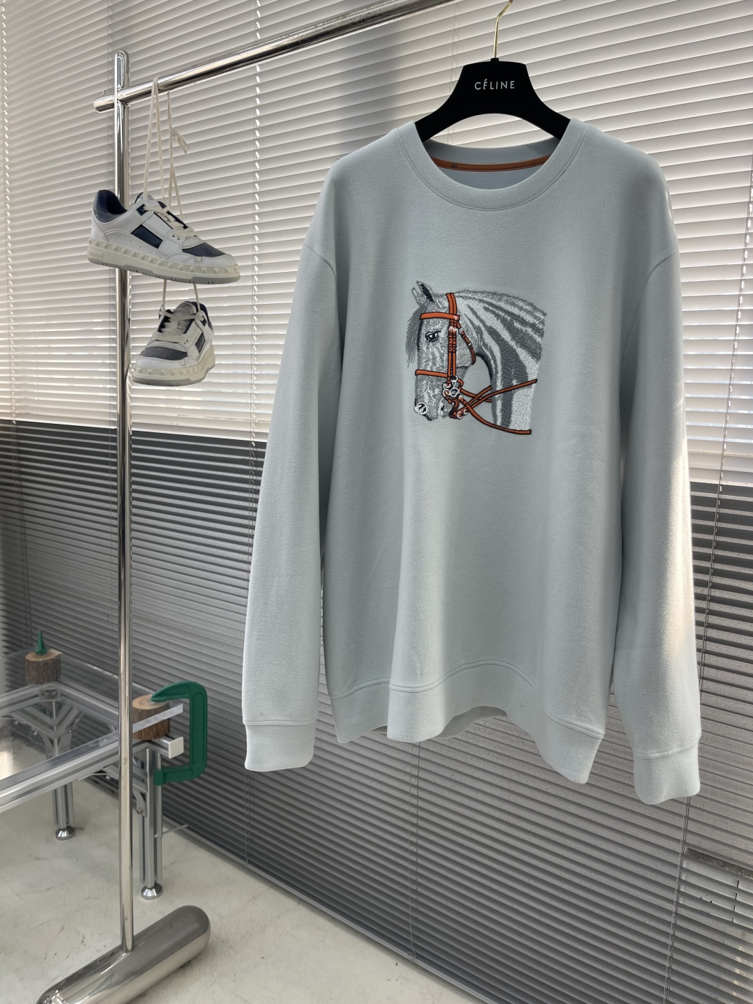 -Herme 2025秋冬新款圆领套头卫衣采用进口高支数羊毛混纺面料，立挺有型重工艺刺绣图案，增加衣服立