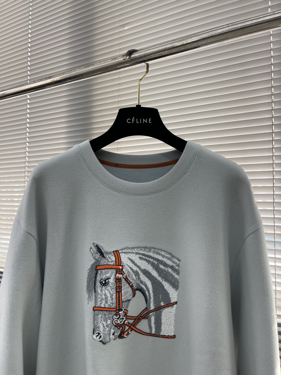 -Herme 2025秋冬新款圆领套头卫衣采用进口高支数羊毛混纺面料，立挺有型重工艺刺绣图案，增加衣服立