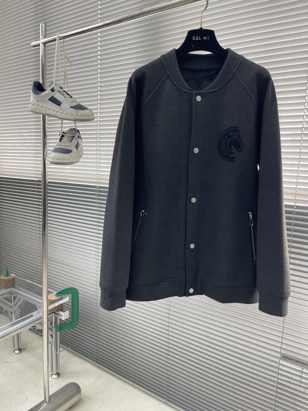 -Herme 2025秋冬新款棒球外套采用进口高支数羊毛混纺面料，立挺有型重工艺刺绣图案，增加衣服立体感