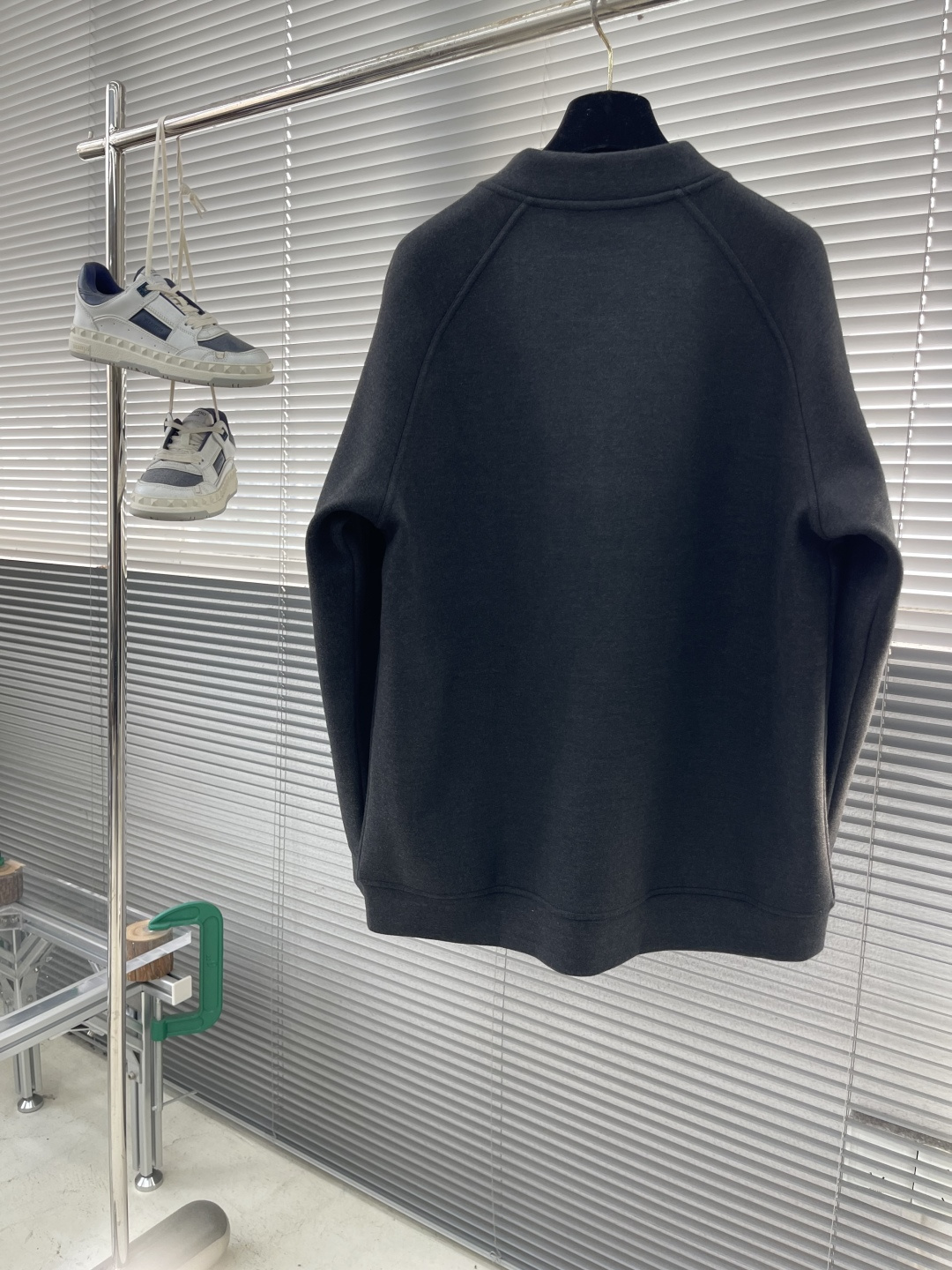 -Herme 2025秋冬新款棒球外套采用进口高支数羊毛混纺面料，立挺有型重工艺刺绣图案，增加衣服立体感