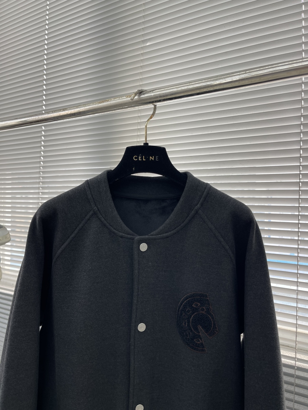 -Herme 2025秋冬新款棒球外套采用进口高支数羊毛混纺面料，立挺有型重工艺刺绣图案，增加衣服立体感