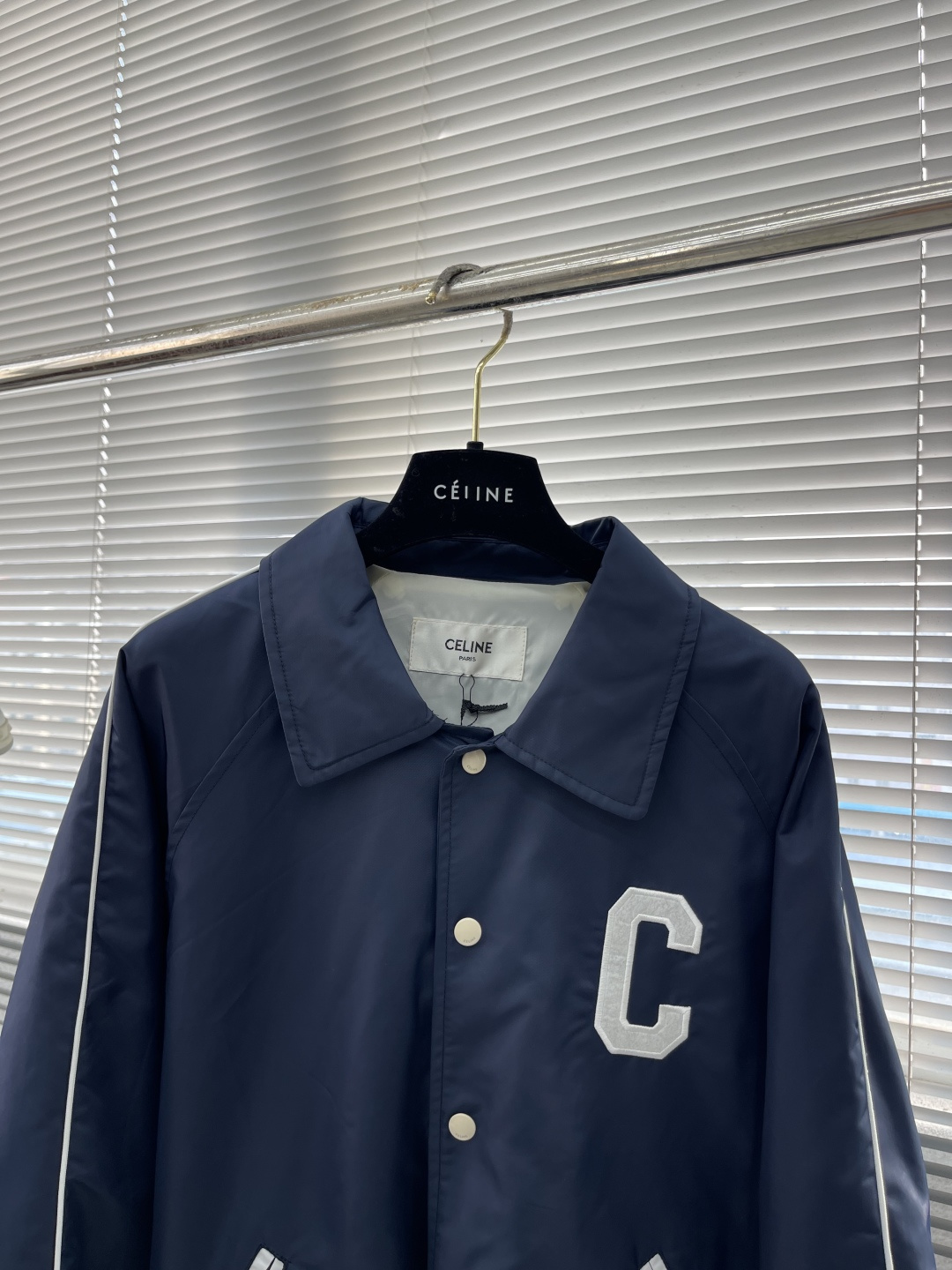 -CELIN 25fw新款学院风棒球服这款棒球服采用蓝色缎面锦纶面料制作而成，前胸与后背搭配有S家独家绣