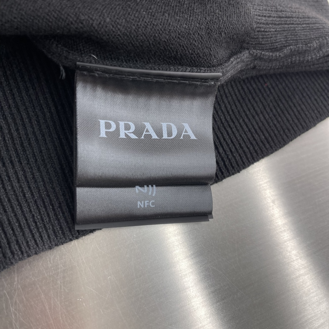 -PRAD 25fw新款长袖羊毛Polo毛衣这款Polo毛衣是衣橱中的经典单品，造型细致，运动风格优雅，