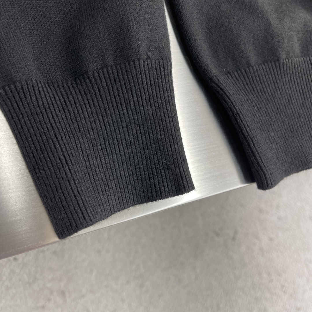 -PRAD 25fw新款长袖羊毛Polo毛衣这款Polo毛衣是衣橱中的经典单品，造型细致，运动风格优雅，